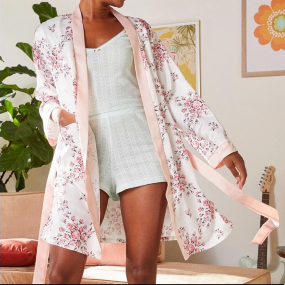 Morgan Lane Allie Robe. White pink floral. Sz. L/XL (fits US sizes 8-16). NWT.